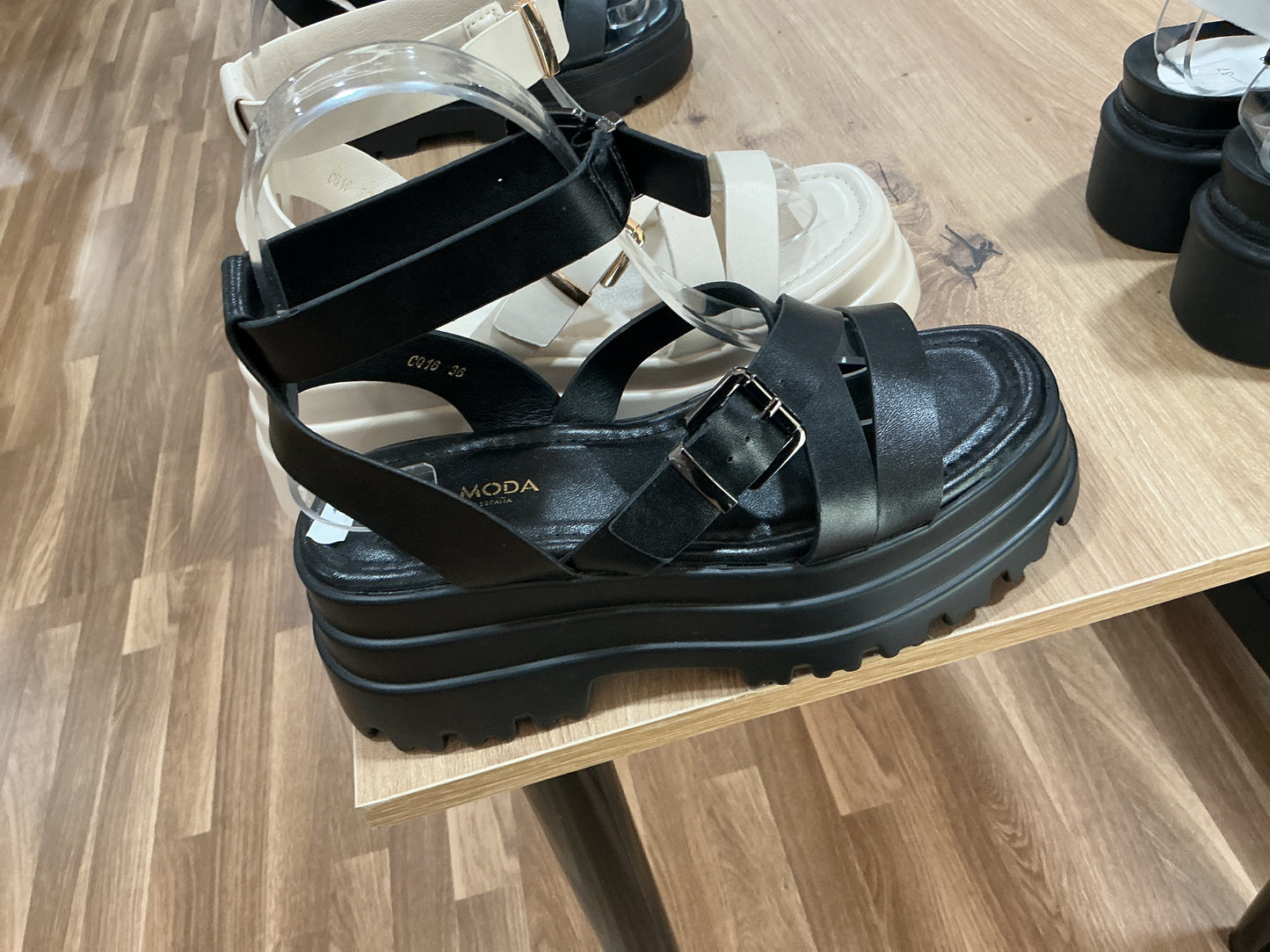 Sandalias cruzadas altas