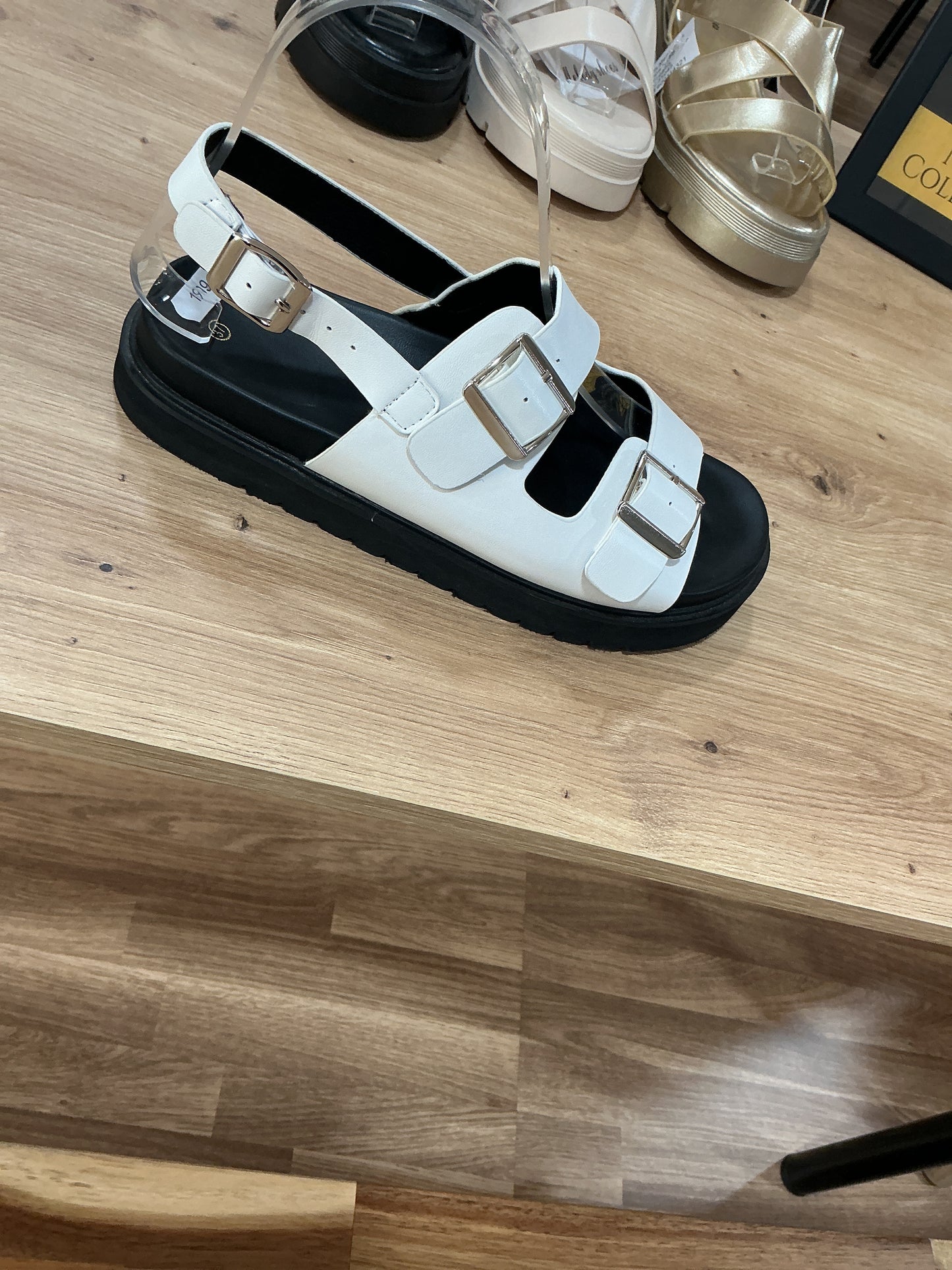 Sandalias hebillas baja